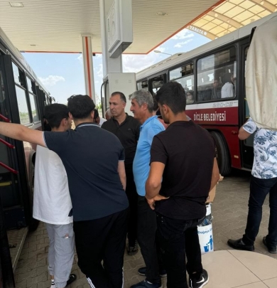 Dicle belediye başkanımız Hacı Akengin hafta sonu sınava giren  öğrencilerimizi yalnız bırakmadı