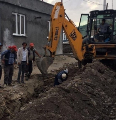 Dicle ilçe merkezimizin 60 yıllık eskimiş kanserojen içme suyu boru hatlarının değişimini yapıyoruz