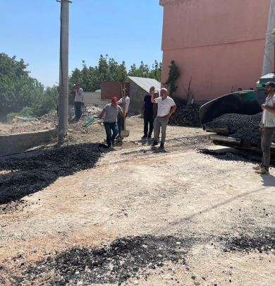 Dicle ilçemizin Çelebi Mahallesi'ndeki asfalt dökme çalışmamız Büyükşehir Belediyesinin katkıları ile  devam ediyor