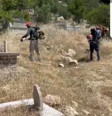 Dicle merkezimizde Vatandaşlarimizin mezarlık ziyaretlerini rahat yapabilmesi için yabani ot temizliği yapıldı