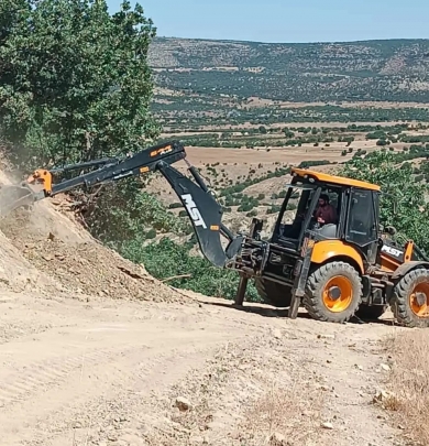 Fen işleri müdürlüğümüze bağlı ekiplerce kırsal mezramız (bahçe etek) te yol çalışması başlatıldı