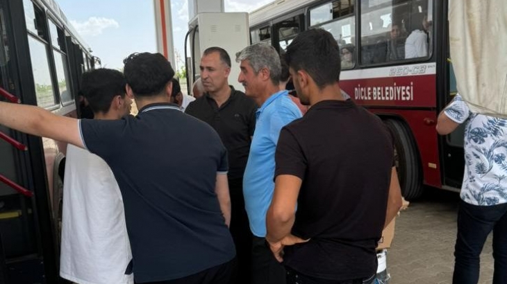 Dicle belediye başkanımız Hacı Akengin hafta sonu sınava giren  öğrencilerimizi yalnız bırakmadı