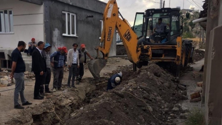 Dicle ilçe merkezimizin 60 yıllık eskimiş kanserojen içme suyu boru hatlarının değişimini yapıyoruz