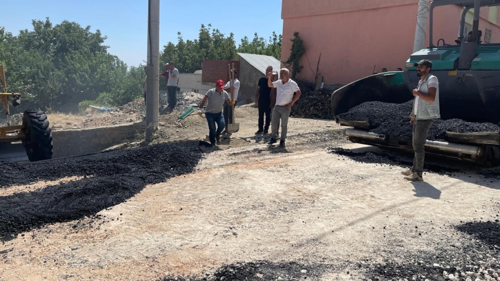 Dicle ilçemizin Çelebi Mahallesi'ndeki asfalt dökme çalışmamız Büyükşehir Belediyesinin katkıları ile  devam ediyor