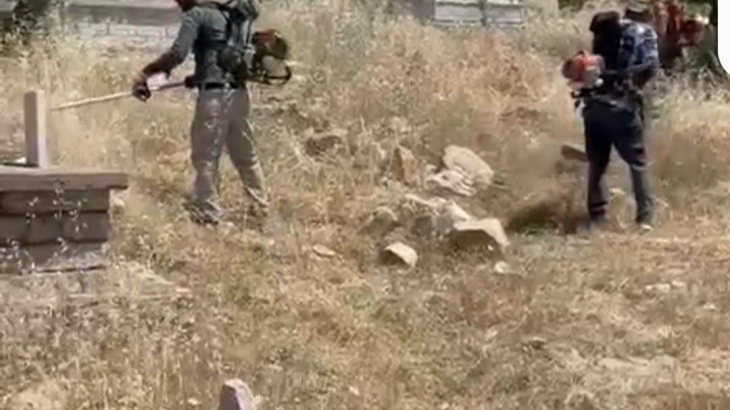 Dicle merkezimizde Vatandaşlarimizin mezarlık ziyaretlerini rahat yapabilmesi için yabani ot temizliği yapıldı