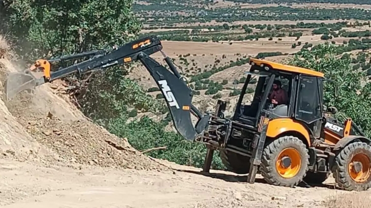 Fen işleri müdürlüğümüze bağlı ekiplerce kırsal mezramız (bahçe etek) te yol çalışması başlatıldı